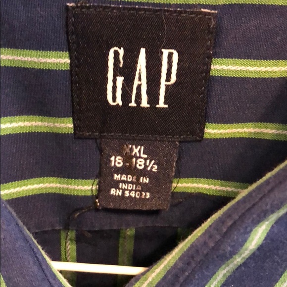 Gap fitted button down - Picture 2 of 3